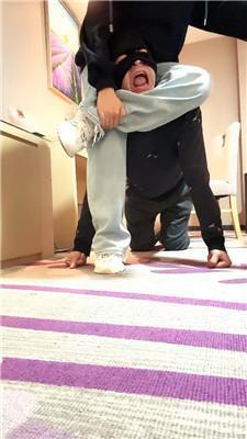 乔伊桌底视角-老爹鞋踩虐/胯下羞辱双视角版 bf46474