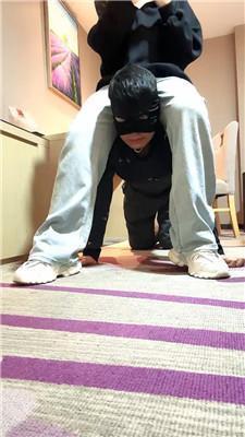 乔伊桌底视角-老爹鞋踩虐/胯下羞辱双视角版 bf46474