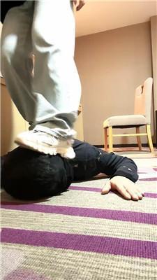 乔伊桌底视角-老爹鞋踩虐/胯下羞辱双视角版 bf46474