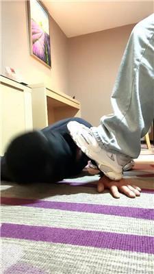 乔伊桌底视角-老爹鞋踩虐/胯下羞辱双视角版 bf46474