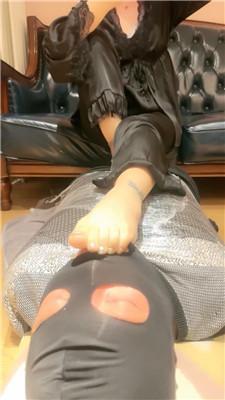 伊潼臭丝袜脚捂脸/物化脚垫 JS241031-10