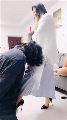 聪慧cc下班回家绿帽老公伺候上 bf46406