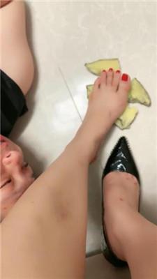 梦露沉浸式恋足舔/脚踩喂食/伺候沐足 JS241030-18
