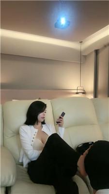 黛樱下跪伺候恋足舔 JS241028-35