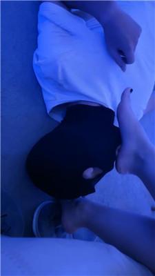 黛樱下跪伺候恋足舔 JS241028-35