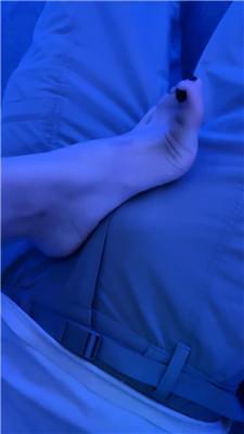 黛樱下跪伺候恋足舔 JS241028-35