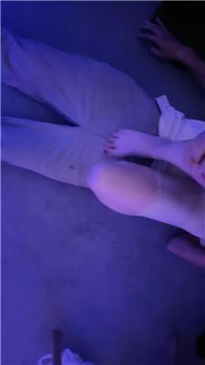 黛樱下跪伺候恋足舔 JS241028-35