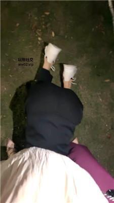 绵绵深夜户外遛狗恋足舔 JS241028-33