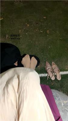 绵绵深夜户外遛狗恋足舔 JS241028-33