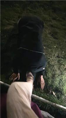 绵绵深夜户外遛狗恋足舔 JS241028-33