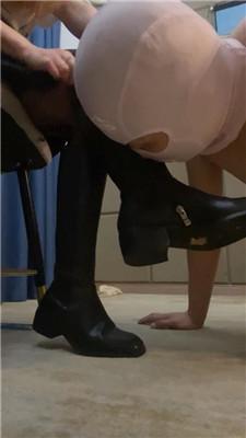 魔鬼天使长靴黑丝踩虐脚垫奴 JS241027-12