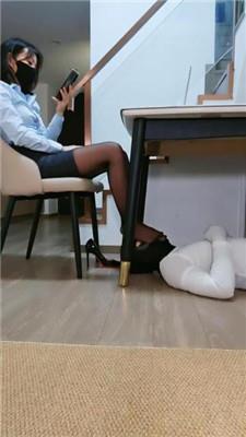 贝琳桌底视角-跪舔黑丝/脚喂酸奶/臭脚捂脸 bf46279