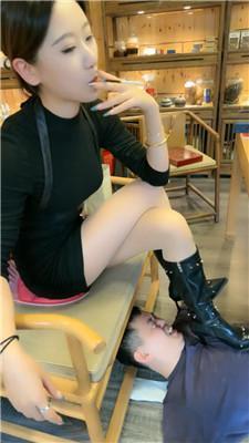 沅芷大人高跟皮靴桌底蹂躏圈养家奴 bf46250