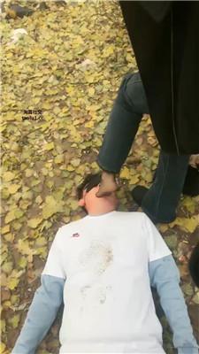 伊潼户外抓住跟踪狂暴揍 JS241114-9