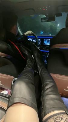 可主车内诱导司机舔长靴黑丝美腿 JS241112-29