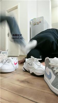 海绵大大近距离-清理多双脏鞋 bf46870