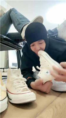 海绵大大近距离-清理多双脏鞋 bf46870