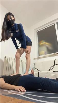 梓晨大大铁手铐捆绑-美腿全体重踩踏/藤条鞭打 bf46831