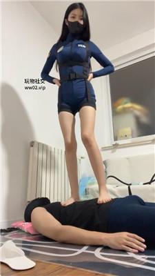 梓晨大大铁手铐捆绑-美腿全体重踩踏/藤条鞭打 bf46831