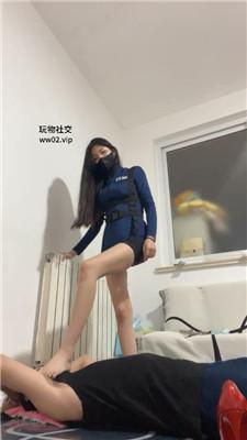 梓晨大大铁手铐捆绑-美腿全体重踩踏/藤条鞭打 bf46831