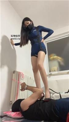 梓晨大大铁手铐捆绑-美腿全体重踩踏/藤条鞭打 bf46831