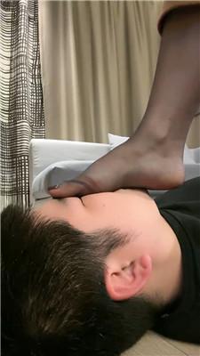 辣姐黑丝高跟踩踏/臭脚捂脸窒息 bf46802