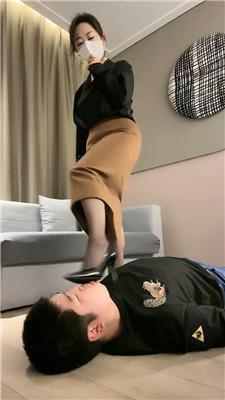 辣姐黑丝高跟踩踏/臭脚捂脸窒息 bf46802