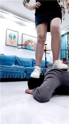 李老师小白鞋丝袜美腿踩踏 bf46622