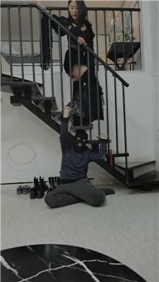 【爱秀套图】【乔伊】双S-吊绑绿帽奴高跟+小白鞋踩/鞭打喂口水/闻鞋【三视角】bf46634