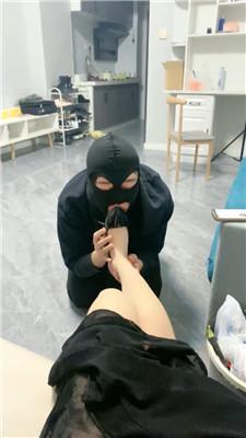 小七跪舔肉丝高跟/伺候沐足 JS241105-12