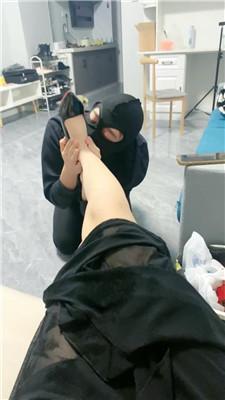 小七跪舔肉丝高跟/伺候沐足 JS241105-12