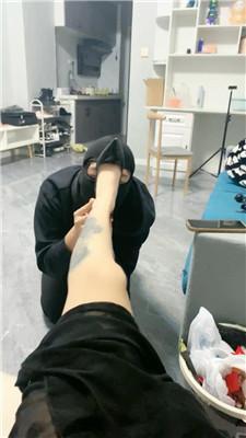 小七跪舔肉丝高跟/伺候沐足 JS241105-12