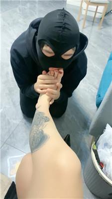 小七跪舔肉丝高跟/伺候沐足 JS241105-12