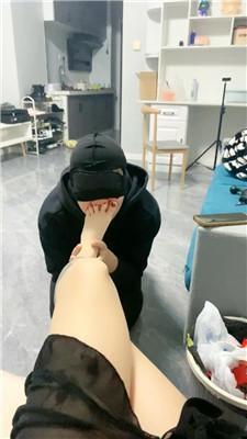 小七跪舔肉丝高跟/伺候沐足 JS241105-12