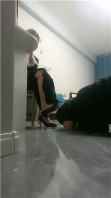 小七跪舔肉丝高跟/伺候沐足 JS241105-12