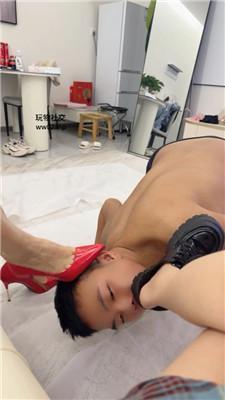 萝莉糖糖藤条抽打/骑马/跪舔高跟踩踏/坐脸窒息双视角JS241104-32