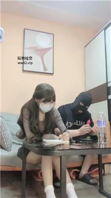 【爱秀套图】【鹿可】沉浸式舔白袜裸足/清理脏拖鞋/坐脸窒息/脚插嘴bf46605