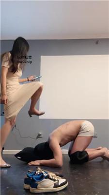 緲緲换多双鞋踩虐踢踹/清理脏鞋底/舔吃内裤 bf46600