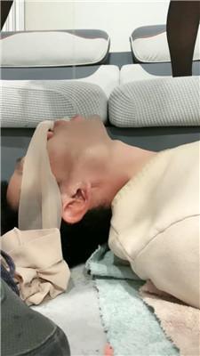 依依大人吃丝袜/踩踏喂食 JS241104-31