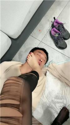 依依大人吃丝袜/踩踏喂食 JS241104-31