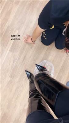 诗诗胯下羞辱-高跟长靴踩踏喂食 JS241104-25