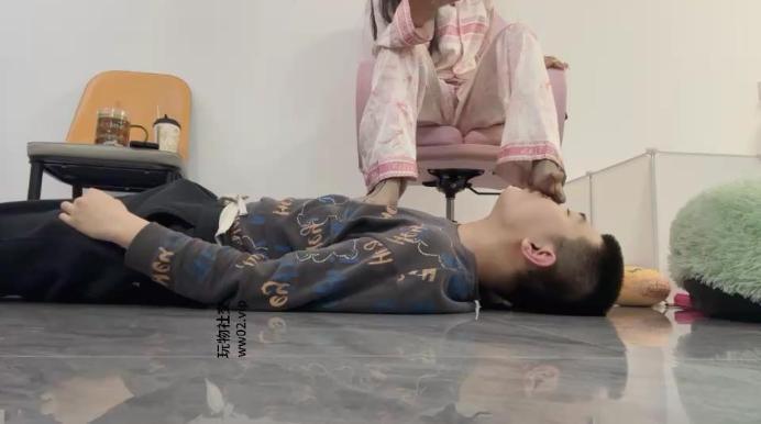 莫吉托睡前让狗跪舔丝袜玉足 bf46604