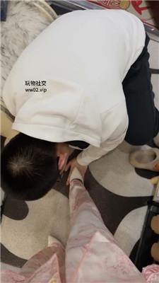 莫吉托睡前让狗跪舔丝袜玉足 bf46604