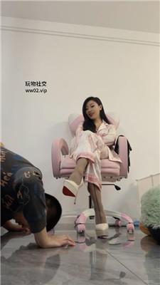 莫吉托睡前让狗跪舔丝袜玉足 bf46604