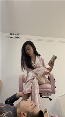 莫吉托睡前让狗跪舔丝袜玉足 bf46604