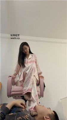 莫吉托睡前让狗跪舔丝袜玉足 bf46604