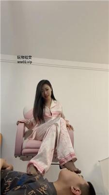 莫吉托睡前让狗跪舔丝袜玉足 bf46604