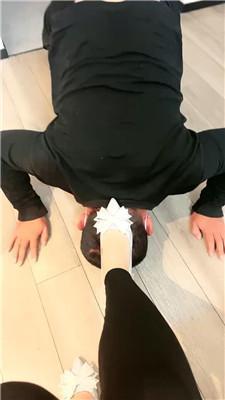 【爱秀套图】【悠米】贱狗舔脚丫舌头伸的很长JS241104-11