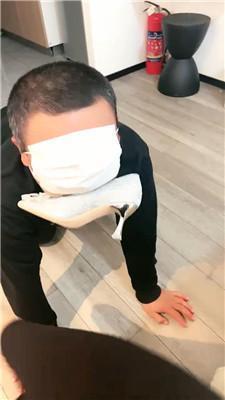 悠米贱狗舔脚丫舌头伸的很长 JS241104-11