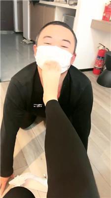 悠米贱狗舔脚丫舌头伸的很长 JS241104-11